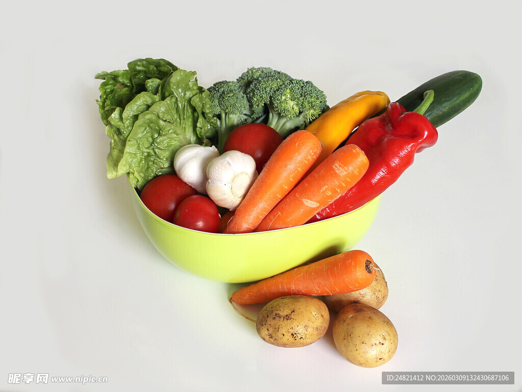 多彩蔬菜盛于碗中