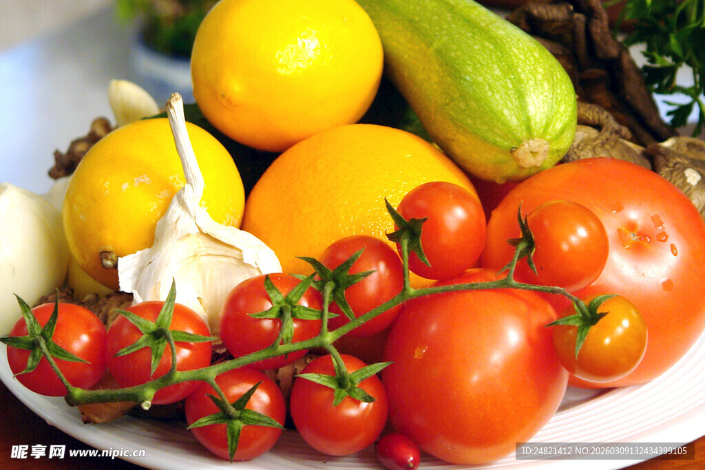 新鲜多彩蔬菜与水果组合