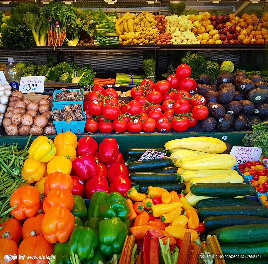 多彩新鲜果蔬摆满摊位