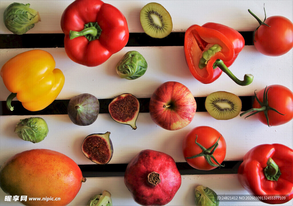 多彩新鲜蔬果整齐排列