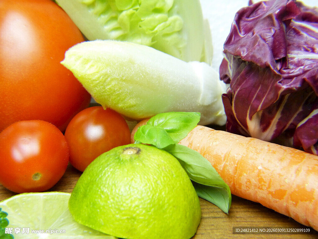 新鲜多彩蔬菜与青苹果