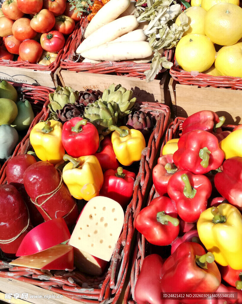 新鲜多彩蔬菜摆放在筐中