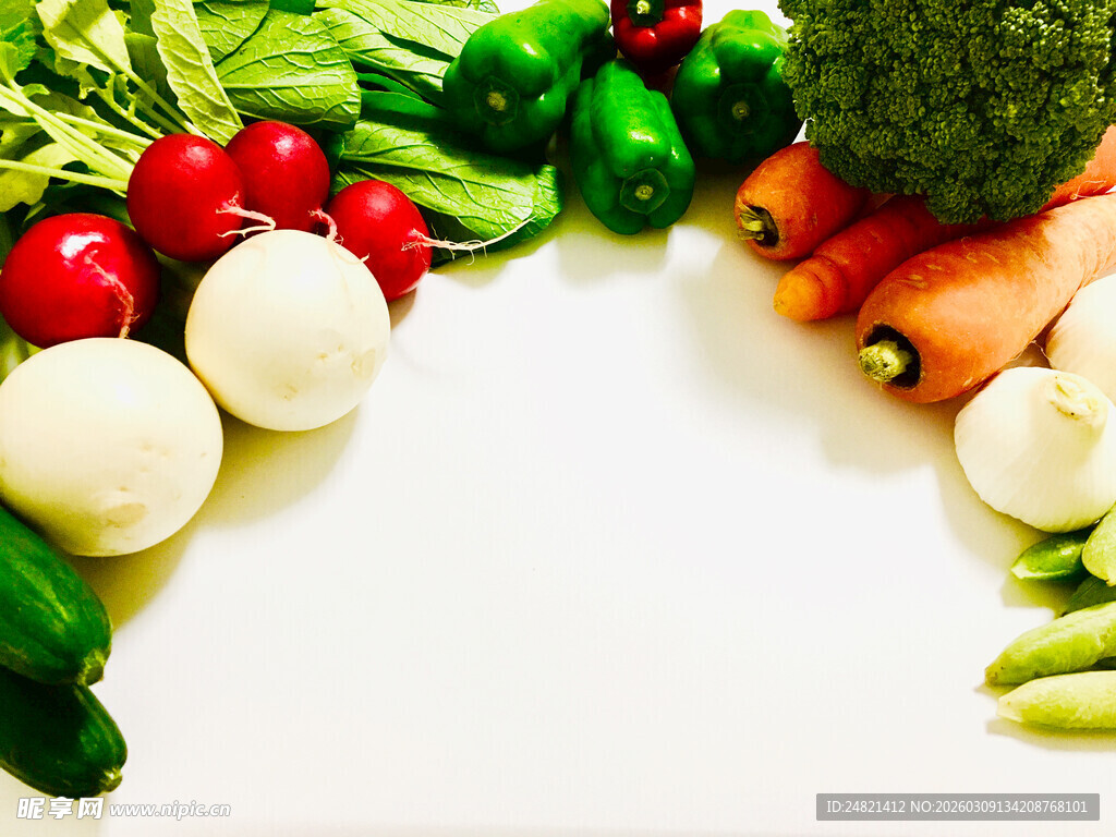 新鲜蔬菜摆放在洁白背景