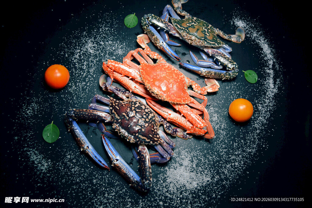 新鲜螃蟹搭配鲜艳蔬果