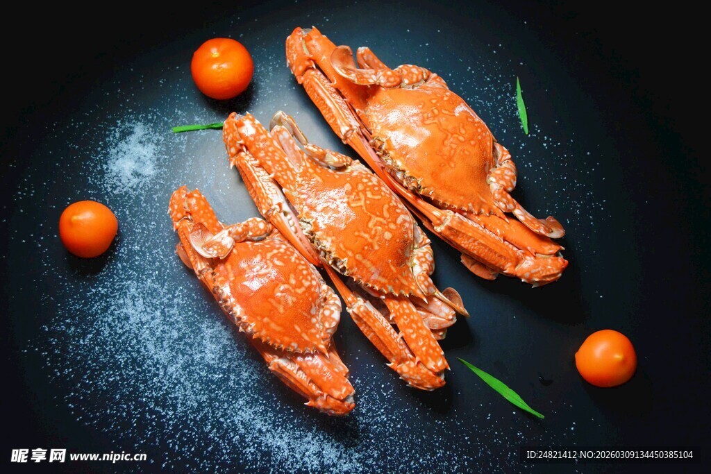 三只诱人熟螃蟹配小番茄