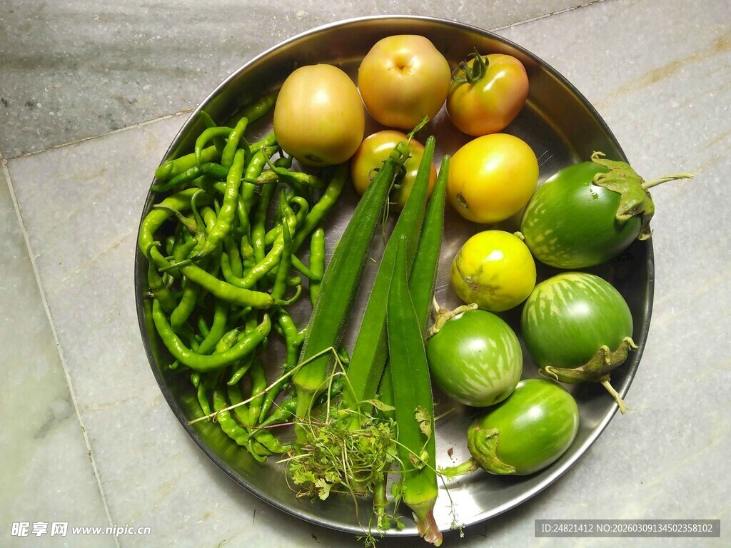 新鲜多样蔬菜与水果组合