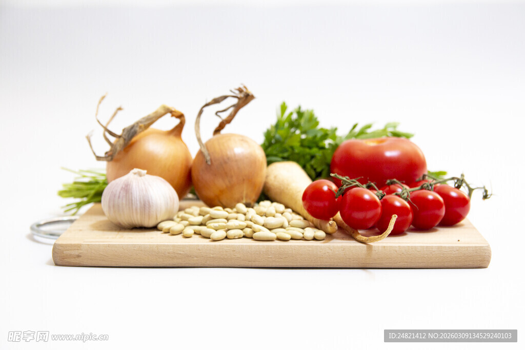 新鲜多样蔬菜摆于案板