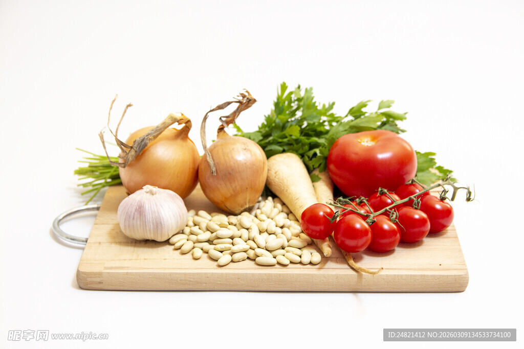 新鲜蔬菜食材摆放在案板上