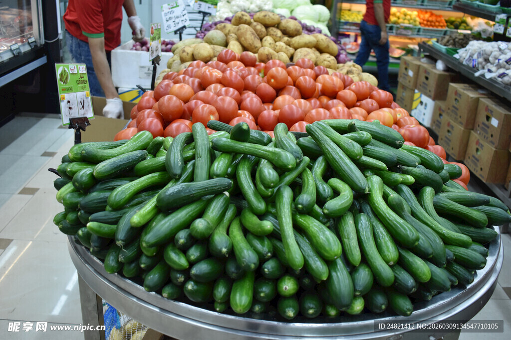 新鲜蔬菜陈列在超市货架