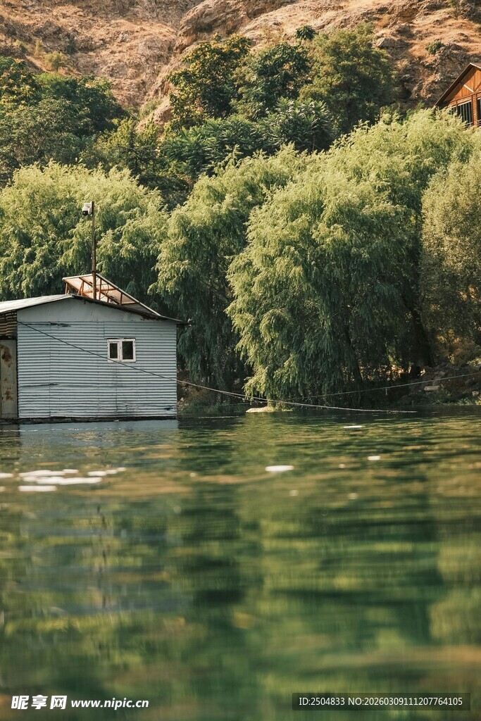 湖畔小屋 静享自然之美