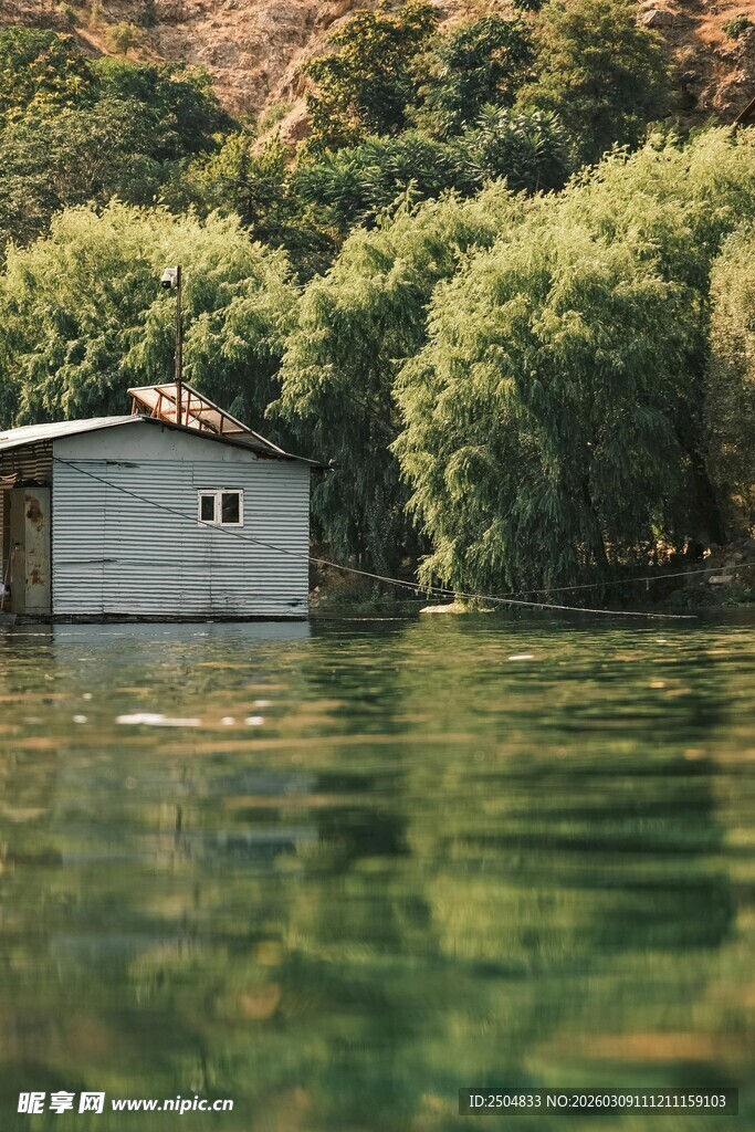 湖畔小屋 静享自然之美