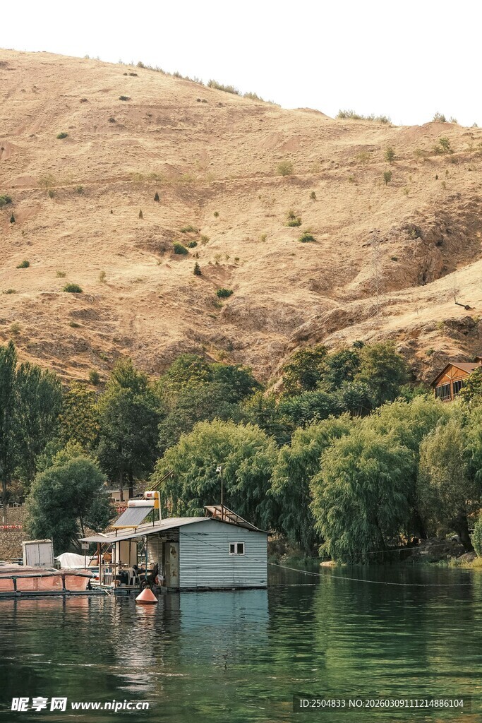 湖畔小屋 静享自然之美