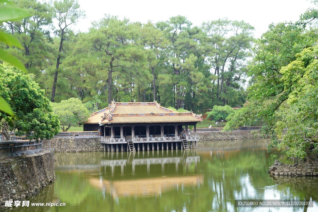 湖畔古亭映于绿水林间