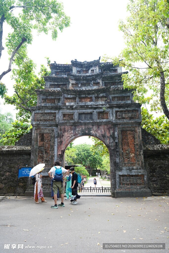 古牌坊下的 客身影