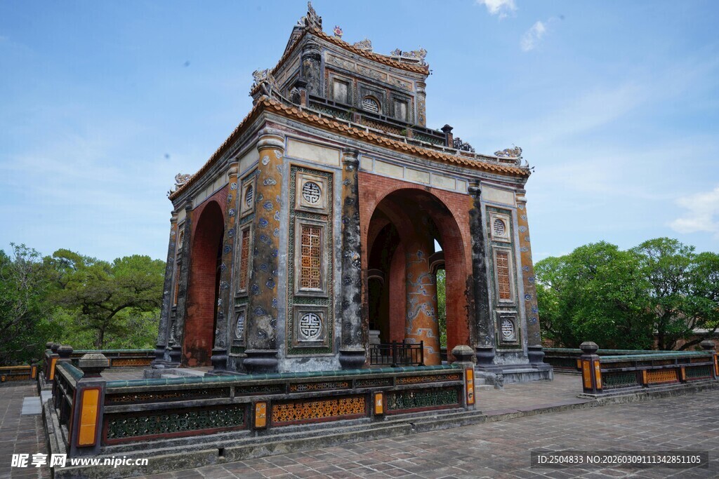 古老中式拱门建筑景观