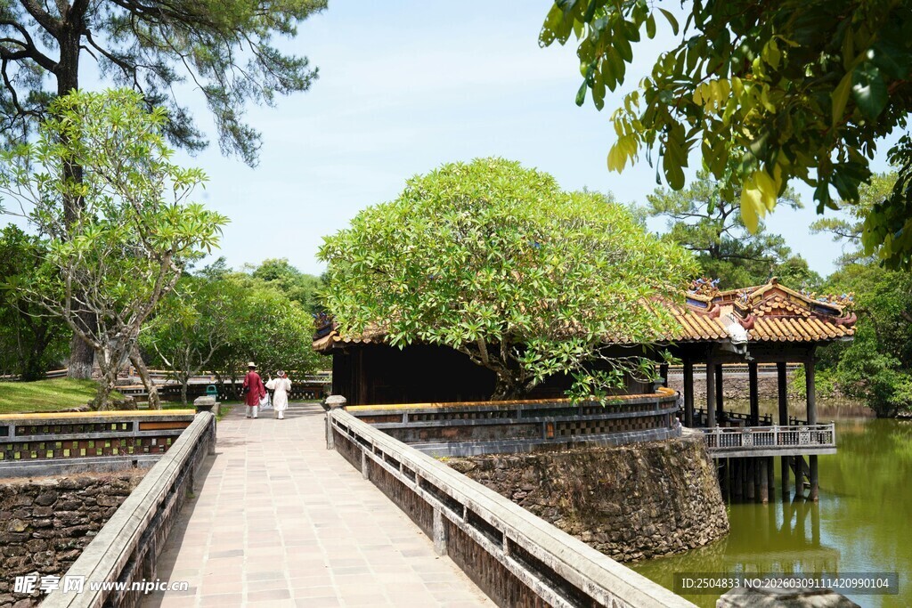 古桥流水旁的静谧景致