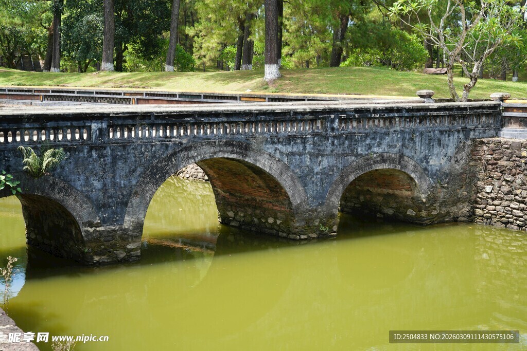 石桥横跨绿水间