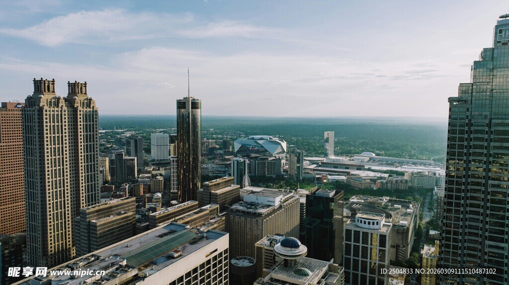 城市天际线与远方海景