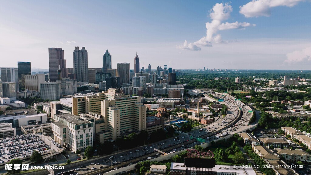 城市天际线与交错道路景观