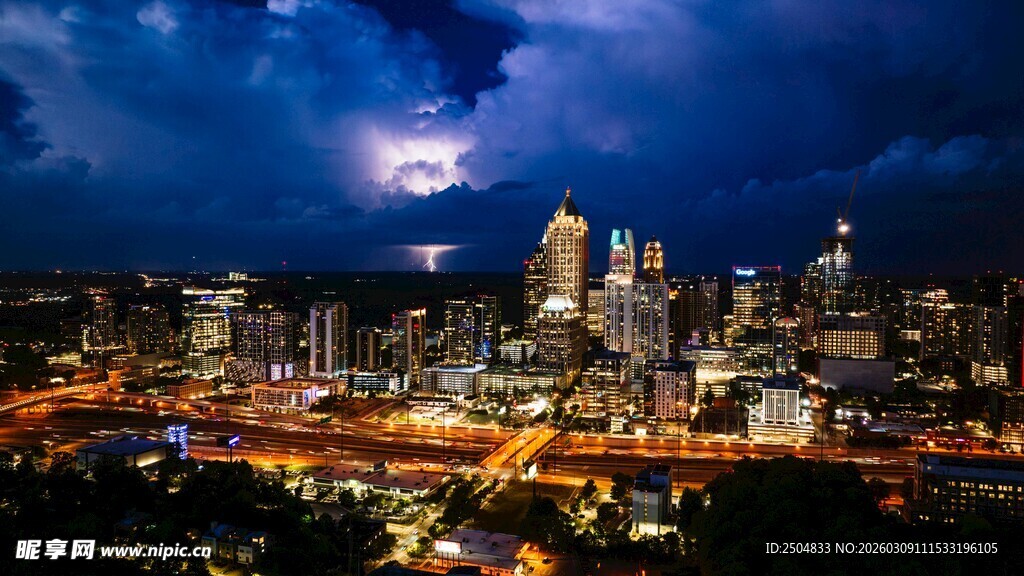 城市夜景闪电瞬间