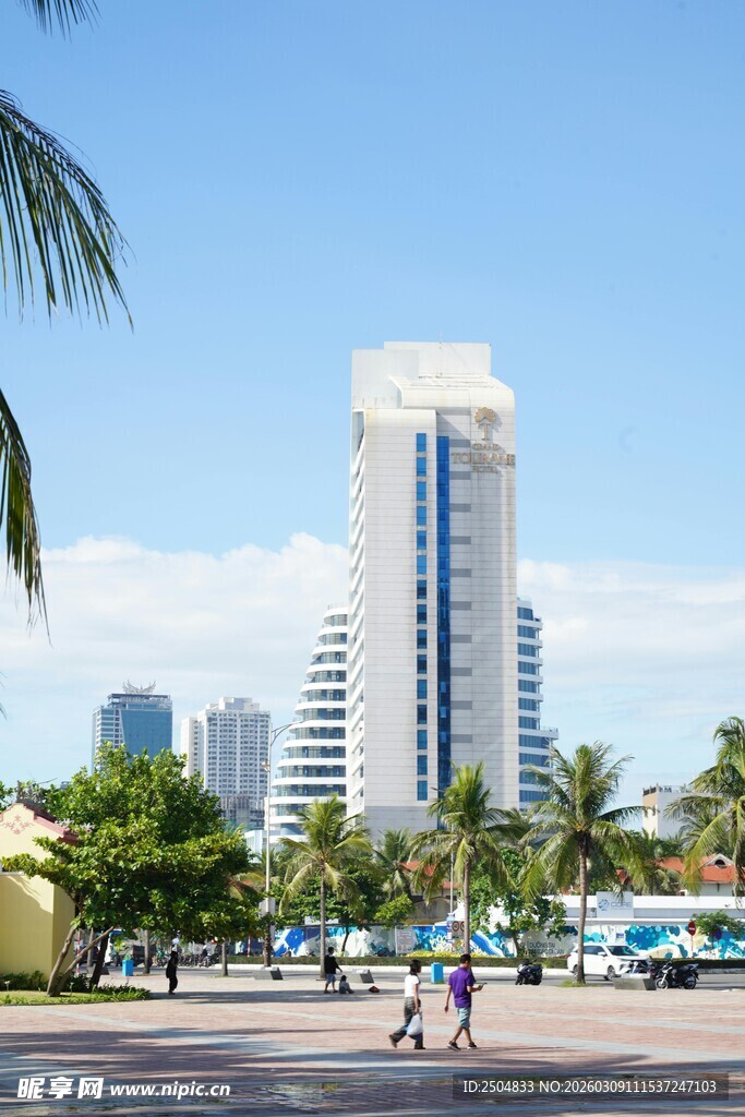 海滨城市高楼与休闲场景