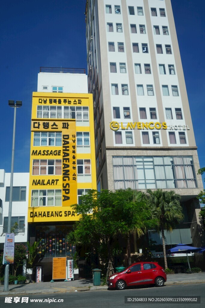 城市中亮眼的黄色建筑