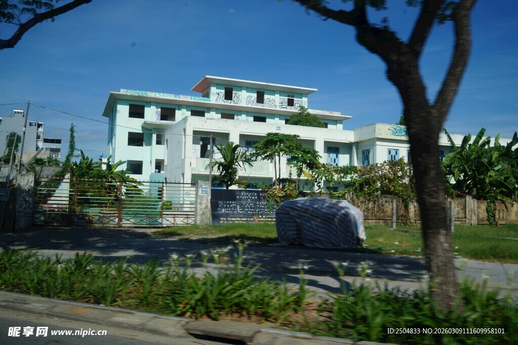 郊外白色多层建筑景观