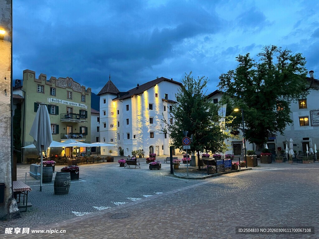 小镇黄昏街道景致