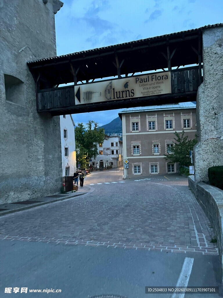 古老石桥下的宁静街道