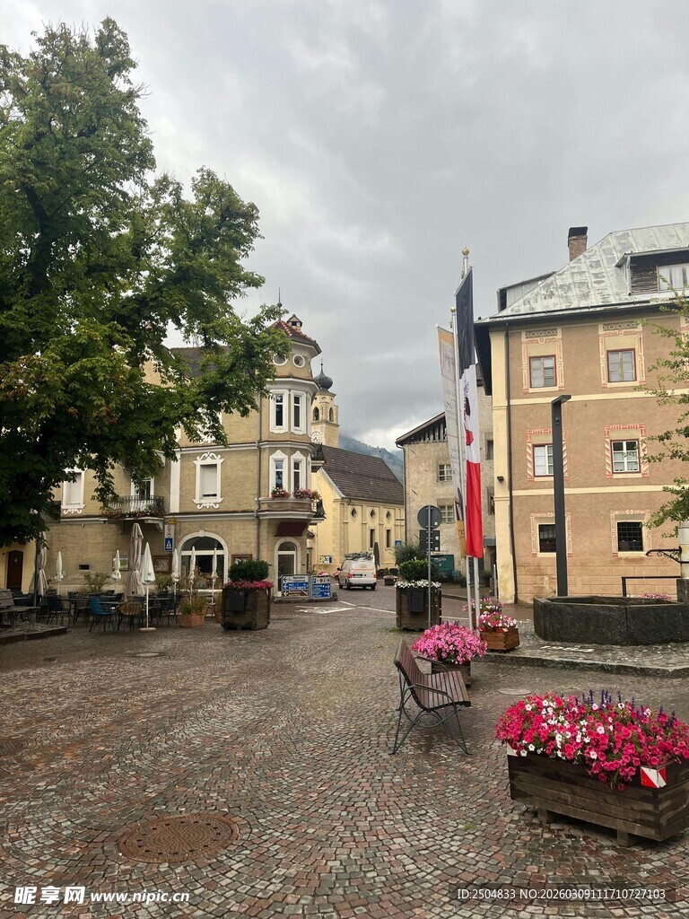 欧式小镇广场的宁静景致