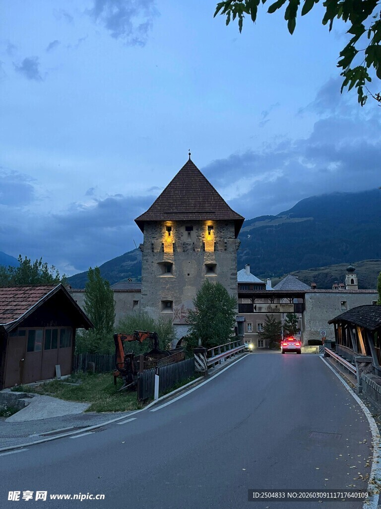 黄昏下的欧式小镇道路