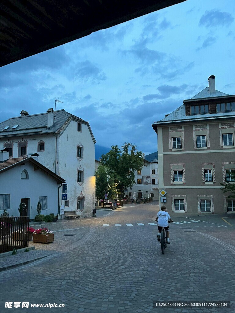 小镇街道上的悠闲行人