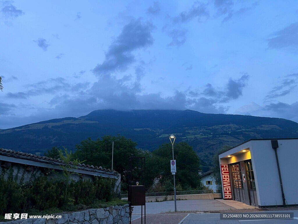 黄昏下的山间建筑风景