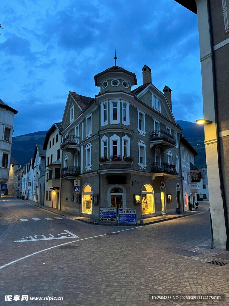 小镇黄昏时的古朴建筑