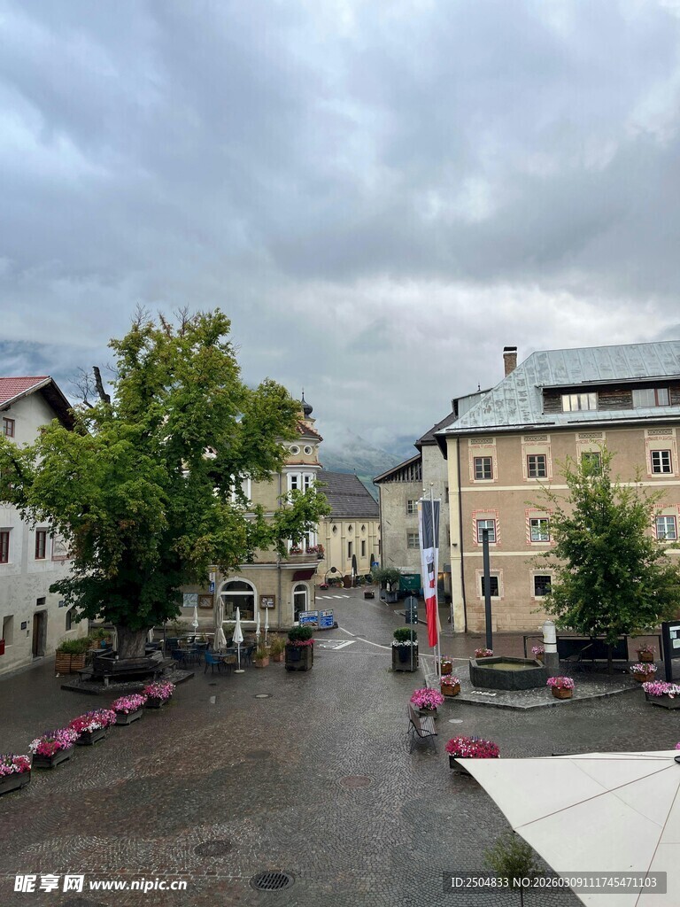 小镇雨后街道景象