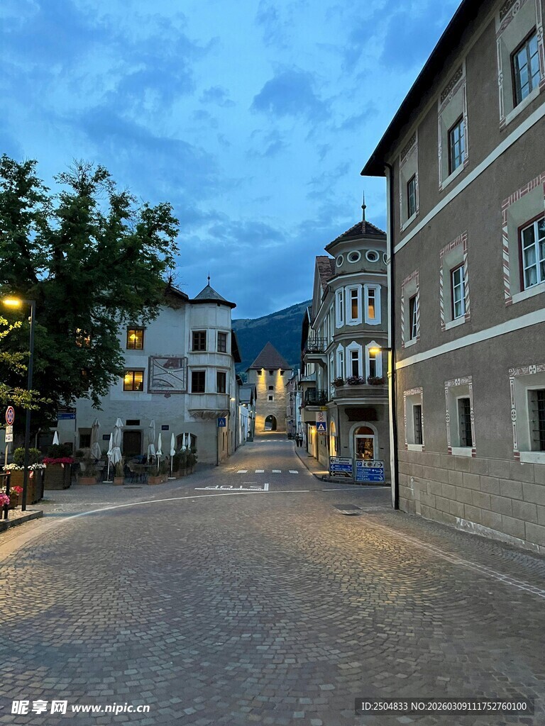 小镇黄昏街道景致