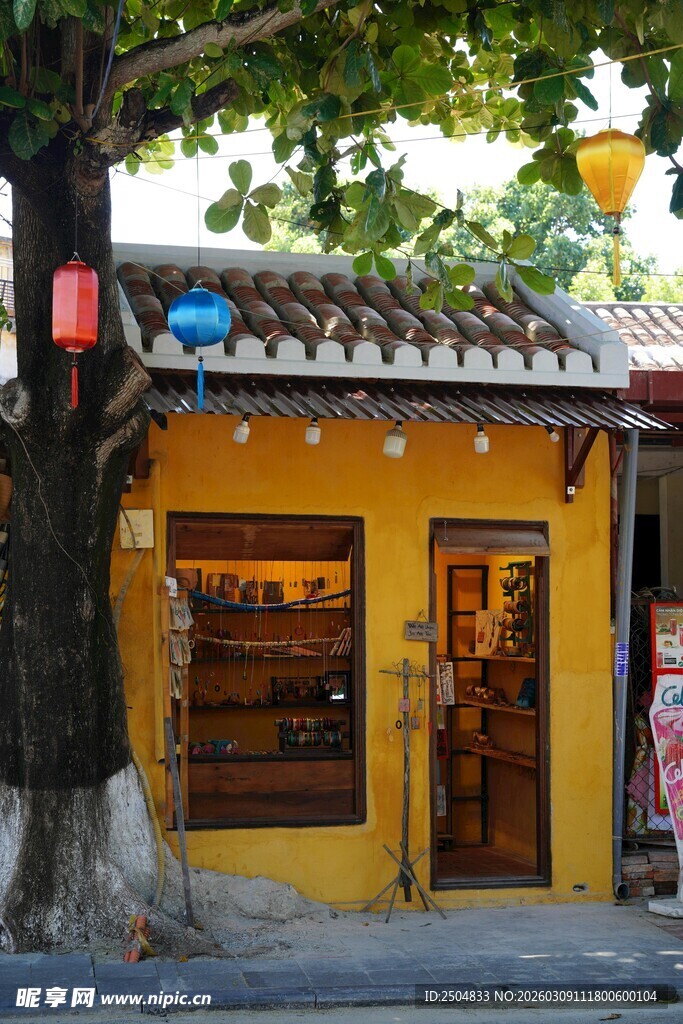 古树下的黄色特色小店