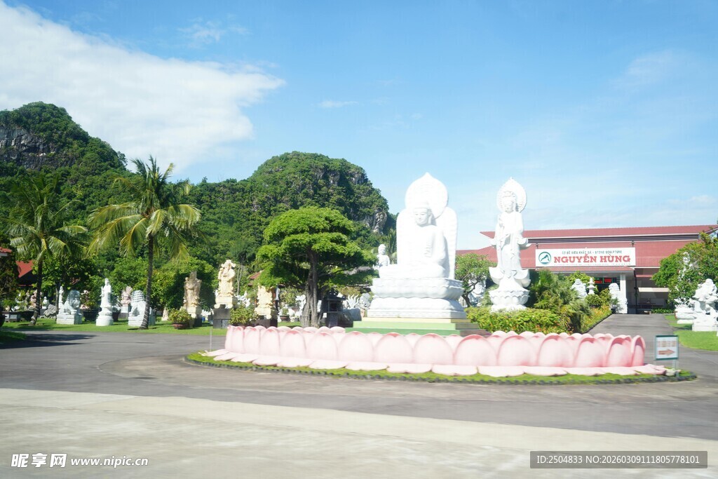 景区广场的雕像景观