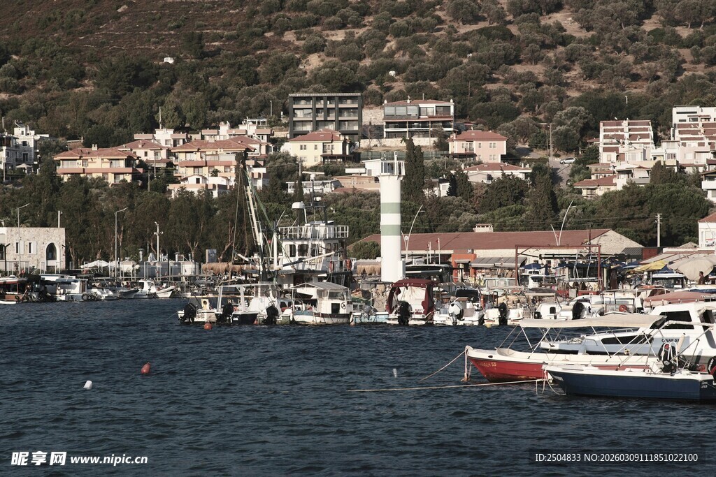 海滨港口船只与岸边建筑