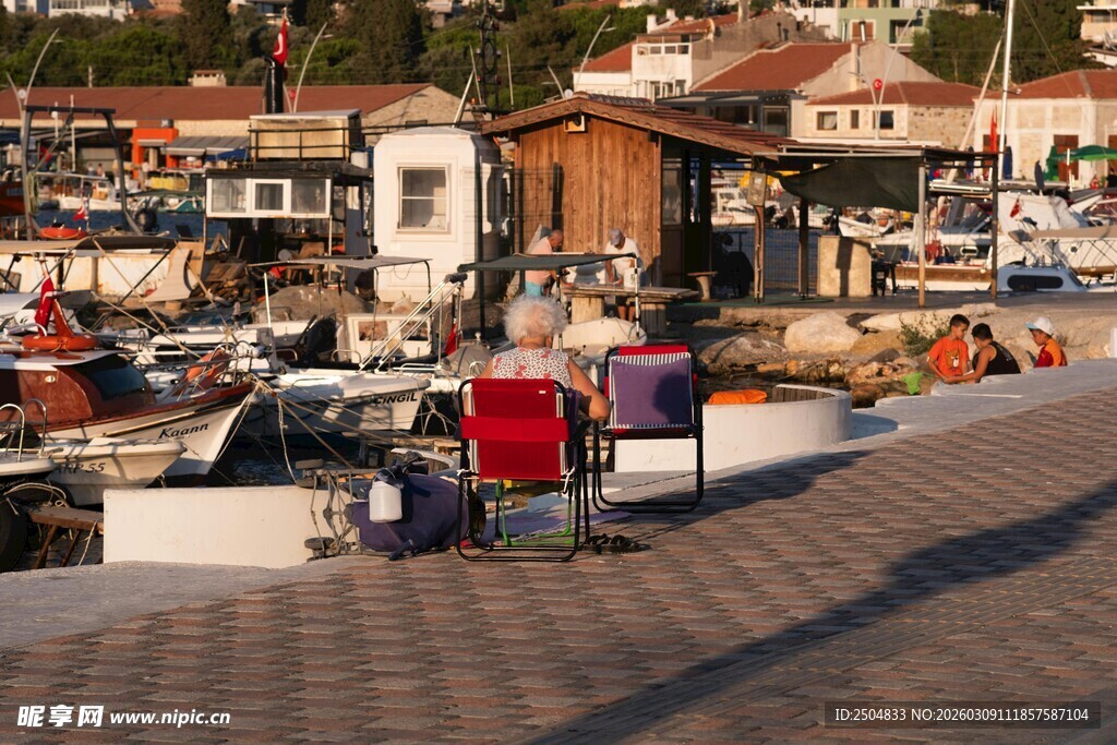 海滨码头的休闲场景