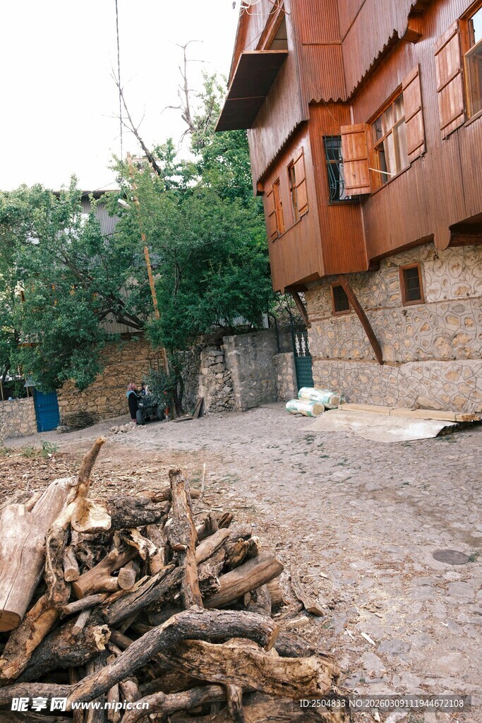 木屋旁的木柴堆放场景