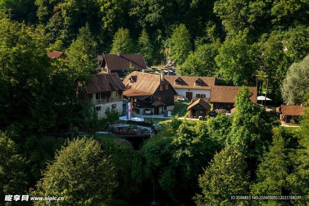 山林环绕的静谧村庄