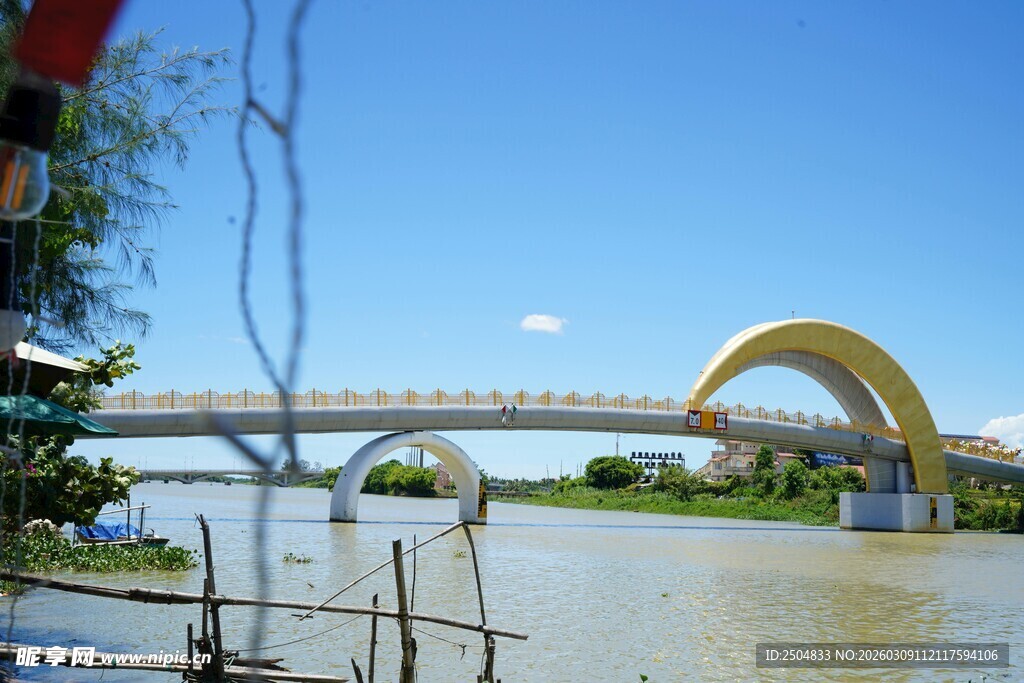 河畔弧形桥梁风景