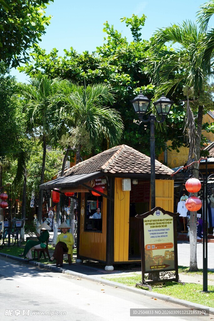 街边别致的黄色小亭子