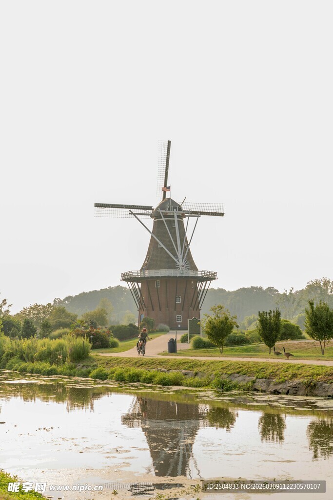 田园中的古老风车倒影