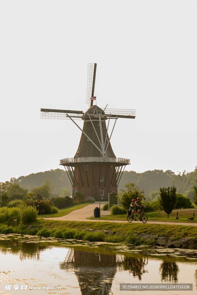荷兰田园中的古老风车