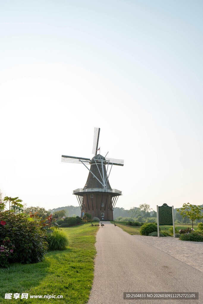 荷兰乡间风车与蜿蜒小路