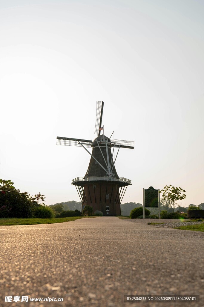 荷兰风车屹立于开阔道路旁