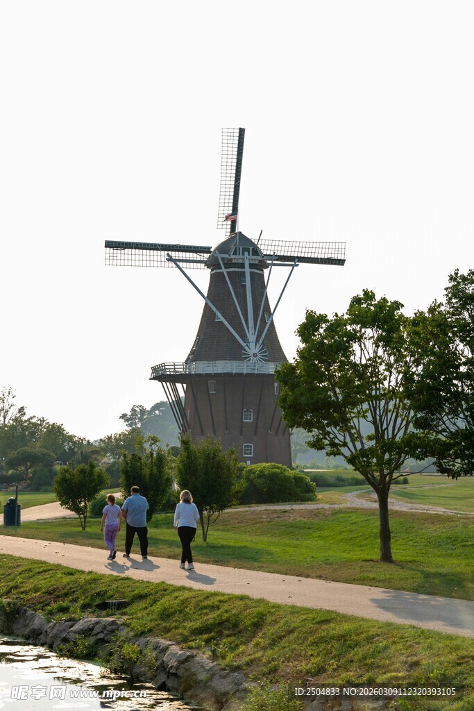 荷兰风车旁的悠闲漫步