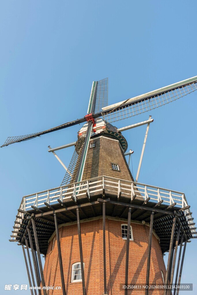 古老风车塔楼特写